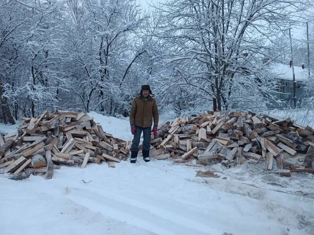 Тепло в каждый дом: пенсионерам Тёсово доставили дрова